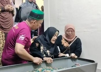 Meah Md Saat (dua dari kanan)melihat jenazah Zulkifly sebelum dibawa untuk dikebumikan selepas sholat Zohor di Tanah Perkuburan Islam Kampung Temerlok.- Wat Kamal Abas