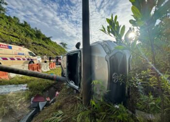 KEADAAN trak pikap yang dinaiki terbabas sebelum merempuh tiang elektrik dan terbalik di Kilometer 11, Jalan Gua Musang-Kuala Krai, Gua Musang, Kelantan hari ini.