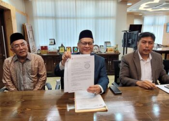 MOHD. Amar Nik Abdullah menunjukkan notis pengosongan kerusi DUN Neggiri semasa sidang media di Kompleks Kota Darulnaim, Kota Bharu, Kelantan hari ini. UTUSAN/MUSTAQIM MOHAMED