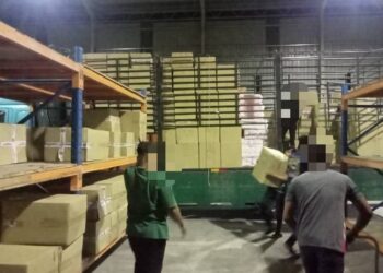 SEBUAH kilang mengeluarkan suplemen kecantikan diserbu kerana disyaki menggunakan logo halal tidak sah di Pokok Sena, Alor Setar.