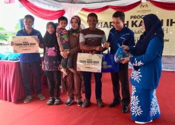 JASRI Kassim (dua dari kanan) sumbangan daging korban bakul makanan kepada salah seorang penerima pada Program Ziarah Kasih Ihsan Aidiladha di PPNK ICU JPM Kelantan di Tunjong, Kota Bharu, Kelantan hari ini-UTUSAN/ROSLIZA MOHAMED.