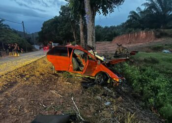 KEADAAN kereta yang dipandu seorang pemuda yang maut selepas terlibat dalam kemalangan di Kilometer 69 Jalan Gua Musang-Aring dekat Felda Aring 6, Gua Musang, Kelantan, semalam. - IHSAN POLIS.