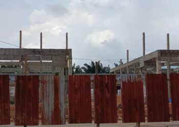 LOKASI tapak projek membabitkan insiden seorang lelaki ditimbus runtuhan tanah dalam kejadian di Gemencheh, Tampin pagi tadi.-UTUSAN/NOR AINNA HAMZAH