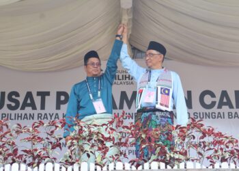 DR. JOOHARI Ariffin (kanan) bersama Abidin Ismail selepas kedua-duanya diumumkan sebagai calon yang akan bertanding pada PRK bagi kerusi DUN Sungai Bakap di Dewan Serbaguna Jawi, Nibong Tebal, Pulau Pinang.-UTUSAN/IQBAL HAMDAN