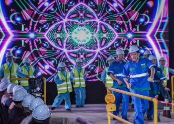 Aksi kakitangan IWK dalam teater  ‘Najis Jadi Teman’ sempena sambutan ulang tahun syarikat yang ke-30 di Dewan Merbau, IWK Eco Park, Pantai Dalam, Kuala Lumpur malam tad.