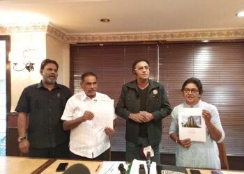 Kalai Vanar (tengah) bersama dua wakil penduduk dalam sidang akhbar di Kuala Lumpur hari ini.