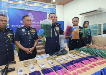 MUHAMAD Zaki Harun (tiga kiri) menunjukkan ganja yang dirampas semasa sidang media di Ibu Pejabat Polis Kontinjen (IPK) Kelantan, Kota Bharu, Kelantan hari ini-UTUSAN/YATIMIN ABDULLAH.