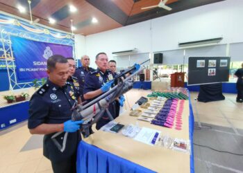 MUHAMAD Zaki Harun (tiga kiri) menunjukkan senapang buat sendiri yang dirampas semas sidang media di IPK Kelantan hari ini-UTUSAN/YATIMIN ABDULLAH