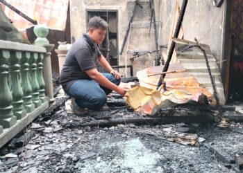 WAN Hasrisyam Ab. Halim menunjukkan rumah ibunya yang musnah dalam kebakaran di Kampung Belukar Wakaf Bharu, Tumpat, Kelantan hari ini-UTUSAN/ROHANA ISMAIL.