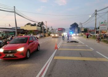 LOKASI kemalangan di Kilometer Lima, Jalan Bahau-Kemayan, Jempol di mana seorang wanita warga emas maut dilanggar sebuah motosikal pagi tadi.-GAMBAR/IHSAN POLIS.