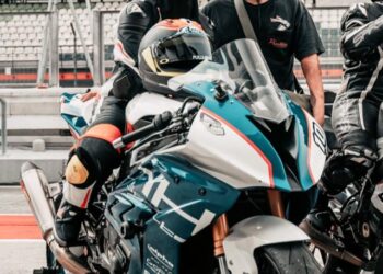 SUAMI menjadi
penyokong
terbesar dalam
sukan permotoran