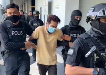 Muhammad Muzzammil Mohd. Mohlis dibawa ke Mahkamah Sesyen Kuala Lumpur bagi menghadapi pertuduhan berkaitan kumpulan pengganas Daesh. UTUSAN/NORLIZAH  ABAS
