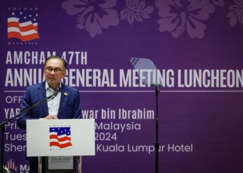 Anwar Ibrahim menyampaikan ucapan pada Majlis Makan Tengahari Mesyuarat Agung Tahunan AMCHAM ke-47 di Hotel Sheraton Imperial, Kuala Lumpur hari ini. -UTUSAN/ MUHAMAD IQBAL ROSLI