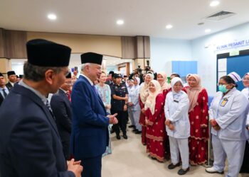 Sultan Nazrin Muizzuddin Shah dan Tuanku Zara Salim berkenan Melawat Klinik Kesihatan Kuala Kangsar selepas merasmikan Klinik Kesihatan Kuala Kangsar hari ini. -UTUSAN/MUHAMAD NAZREEN SYAH MUSTHAFA