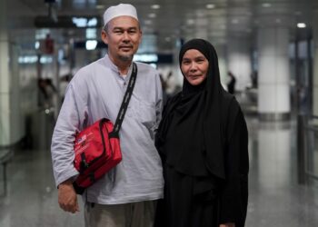 WAN SUHAIMI dan isteri, Amnah Muhmed Rumi.