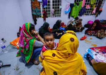 JABATAN Imigresen Wilayah Persekutuan membuat serbuan keatas sebuah premis yang menempatkan pengemis warga asing dalam Ops Selamat, di Jalan Ipoh, di sini. Foto: SHIDDIEQIIN ZON