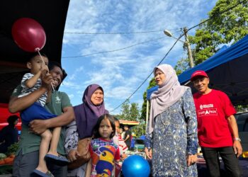 FADHLINA Sidek (dua dari kanan) beramah mesra bersama pengunjung pasar malam di Sungai Duri, Nibong Tebal, Pulau Pinang, petang tadi.