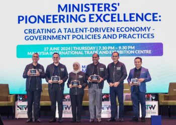 KAPSYEN

STEVEN Sim bersama tiga anggota Kabinet dalam Program Perintis Kecemerlangan Menteri bersempena Minggu Latihan Kebangsaan 2024 di MITEC, Kuala Lumpur hari ini. - UTUSAN/M FIRDAUS M JOHARI