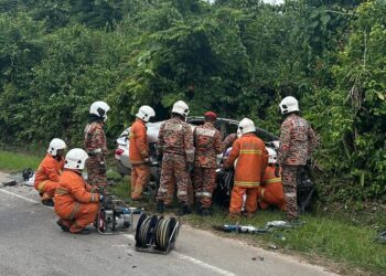ANGGOTA bomba mengeluarkan mangsa yang tersepit dalam kejadian kemalangan di Kilometer 32, Jalan Tampin-Gemas, Tampin petang semalam.
