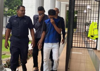 HASMUNER (depan) dan Azlan (belakang) ketika dibawa ke Mahkamah Majistret Balik Pulau, Pulau Pinang.