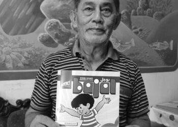 Mohamad Razali Othman bersama majalah Bujal yang diterbitkan olehnya.