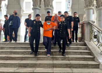 SPRM menahan reman seorang Ketua Penolong Pengarah badan berkanun di Mahkamah Majistret, Putrajaya.