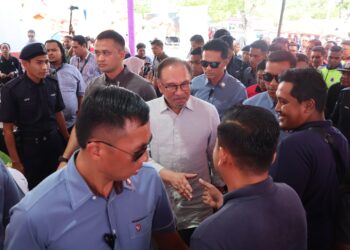 ANWAR Ibrahim (tengah) bersalaman dengan pengunjung pada Karnival Tekun MADANI di SP Arena, Seberang Jaya, Pulau Pinang.-UTUSAN/IQBAL HAMDAN