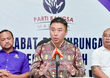 LARRY Sng (tengah) semasa sidang akhbar sempena perasmian Pejabat Perhubungan PBM Sabah di Penampang hari ini.