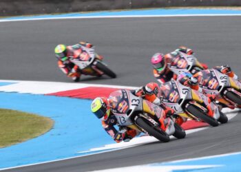 HAKIM Danish (No. 13) sewaktu beraksi dalam perlumbaan 1 pada Kejuaraan Piala Red Bull MotoGP Rookies di Litar Assen, Belanda, semalam. - IHSAN ZK RACING