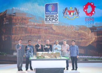 TIMBALAN Perdana Menteri II, Datuk Seri Fadhillah Yusof bersama Menteri MITI, Tengku Datuk Seri Zafrul Abdul Aziz melihat replika pavilion Malaysia pada Majlis Pelancaran Penyertaan Malaysia di Ekspo Dunia 2025 Osaka di Menara MITI, semalam. - UTUSAN/SADDAM YUSOFF