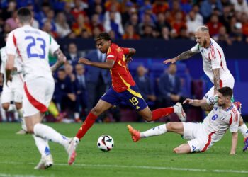 AKSI Lincah Lamine Yamal (tengah) ketika menentang Itali pada saingan Kumpulan B Euro 2024.-AFP