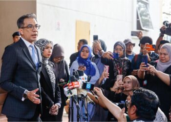 FAHMI Abd. Moin ketika sidang akhbar sebaik sahaja tiba di Kompleks Mahkamah Petaling Jaya, hari ini. - UTUSAN / SHIDDIEQIIN ZON