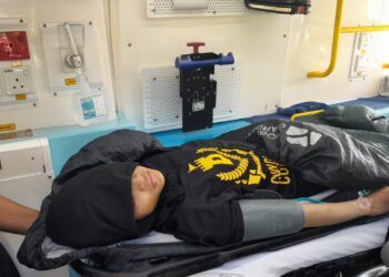 Penuntut wanita UPM yang terkena patukan ular berbisa dibawa turun dari Gunung Tahan untuk menerima rawatan di Hospital Kuala Lipis, Lipis hari ini. - FOTO/IPD LIPIS