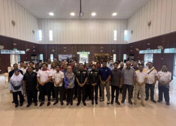 AZMAN Adam (enam dari kiri) merakamkan gambar bersama selepas Sesi Penyerahan Arahan Pengawalan Bekalan Kepada Pemilik Stesen Minyak Di Perlis berlangsung di Dewan Serbaguna Bukit Ayer Ayer, Kompleks Eko Pelancongan Sungai Batu Pahat, Kangar, Perlis hari ini. -UTUSAN/ASYRAF MUHAMMAD