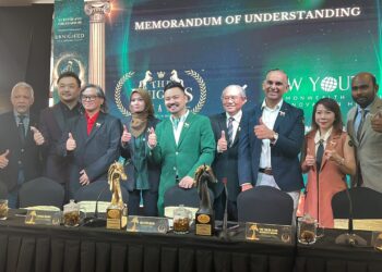 Dr. Zyro Wong (sut hijau) ketika sidang akhbar The Knights Award Musim Tiga di Menara Kuala Lumpur, semalam.