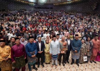 ANWAR Ibrahim ketika perhimpunan Aspirasi Madani AKRAB, di Putrajaya. - UTUSAN/FAISOL MUSTAFA