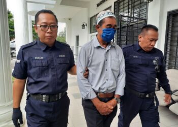 MD. Yusof Majid (tengah) dibawa keluar selepas mengaku bersalah menganiaya seekor anjing di Mahkamah Majistret Kulim.