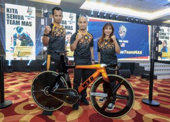 AZIZULHASNI Awang, Muhammad Shah Firdaus Sahrom dan Nurul Izzah Izzati Mohd Asri bersama basikal WX-R Vorteq yang akan digunakan untuk berlumba di Sukan Olimpik Paris 2024. - UTUSAN/FARIZ RUSADIO