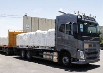 SEBUAH trak yang membawa bantuan kemanusiaan untuk Semenanjung Gaza melintasi sempadan Kerem Shalom (Karm Abu Salem) antara selatan Israel dan Gaza, pada 30 Mei lalu. -AFP