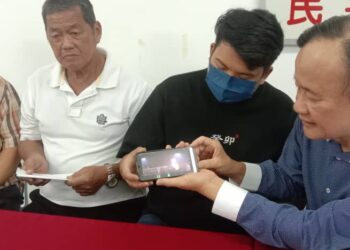 NG Jia Heng (dua dari kanan) menunjukkan rakaman kejadian rumahnya dibaling bom petrol kepada Ngeh Koo Ham pada sidang akhbar di Ayer Tawar dekat Manjung hari ini. - UTUSAN