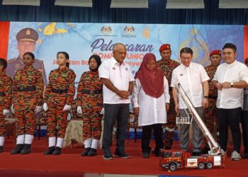 NGA Kor Ming (dua dari kanan) pada Pelancaran Bomba Junior Jabatan Bomba dan Penyelamat Malaysia di Sekolah Jenis Kebangsaan Cina (SJKC) San Min 1 dan 2, Teluk Intan hari ini. - UTUSAN