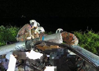 ANGGOTA Pasukan Bomba dan Penyelamat melakukan kerja-kerja mengeluarkan mangsa yang terlibat dalam kemalangan di Kilometer 24 Jalan Renggam - Simpang Renggam malam tadi.