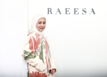 KEJAYAAN diraih Erny Yusmiarty Erizal dalam industri fesyen banyak dipengaruhi oleh ibunya.