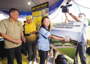 : MENTERI Belia dan Sukan, Hannah Yeoh menandatangani replika Pusat Latihan Kebangsaan (NTC) pada Majlis Pecah Tanah NTC Fasa 1 di Presint 5, Putrajaya, semalam.- GAMBAR: FAISOL MUSTAFA