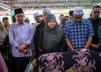 ANWAR (kiri) ketika menziarahi keluarga Fadhlina Sidek sebelum jenazah ibunya dikebumikan di Tanah Perkuburan Islam Sungai Ramal Dalam, Kajang, hari ini. - FACEBOOK ANWAR IBRAHIM