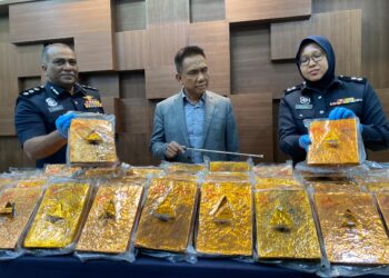 FISOL Salleh (tengah) menunjukkan dadah disyaki ganja yang dirampas dalam serbuan di sebuah inap desa pada sidang akhbar di IPK Kedah, Alor Setar.