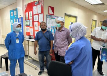 MOHD Shukri Ramli (tiga dari kiri) melakukan lawatan bagi melihat keadaan mangsa yang dihempap pokok dalam kejadian di Jalan Padang Benta, Simpang Empat, Kangar, Perlis di HTF, Kangar, Perlis semalam.-UTUSAN