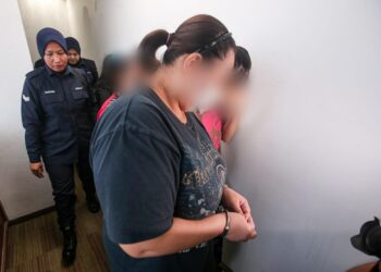 PASANGAN suami isteri suspek dera kanak-kanak berusia lima tahun yang ditahan di Silibin,  Ipoh semalam, direman hari ini. - UTUSAN/MUHAMAD NAZREEN SYAH MUSTHAFA