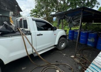 DIESEL diseleweng yang disimpan di dalam stor di Jalan Sin San, Pasir Putih Tawau, hari ini.