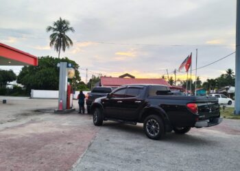 Kenderaan pikap dari negara jiran semakin kurang mengisi minyak di stesen minyak sebelah Kelantan ekoran penarikan subsidi diesel  yang berkuatkuasa kelmarin.

-